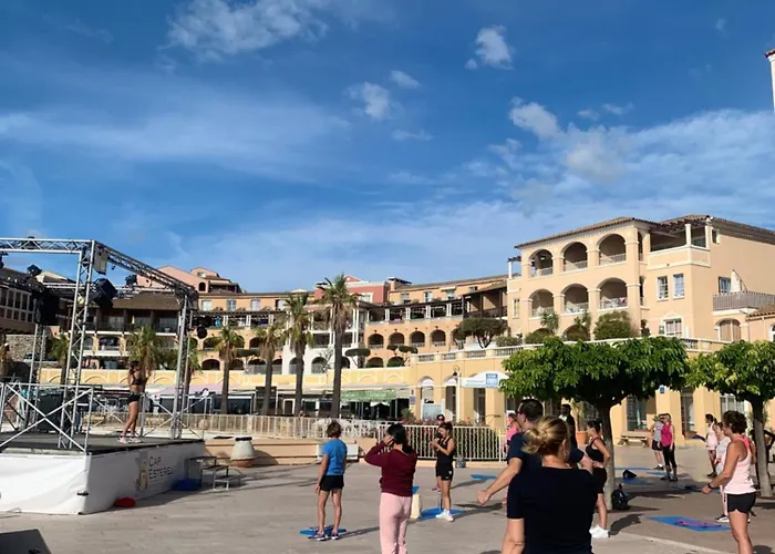 Apartament Appartement Premium - Vue Mer -Jardin Cloture -Terrasse -Parking - Piscine Chauffee Du 04 Avril Au 01 Novembre- Saint Raphael